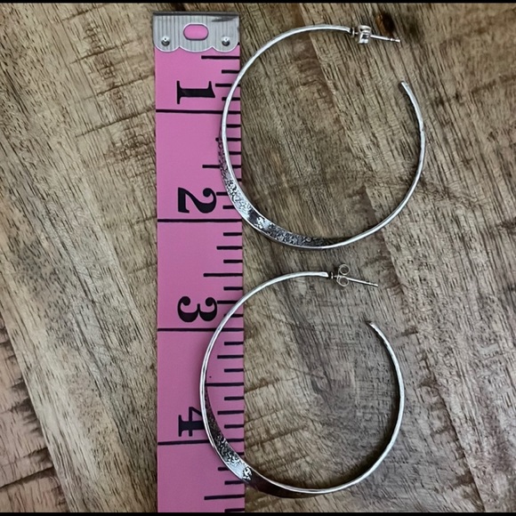 Silpada ‘TWIST OF FATE’ Sterling Silver Hoop Earrings on Posts P1731 - Picture 14 of 15